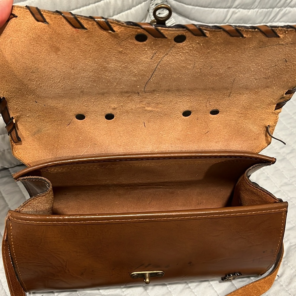 Vintage 1970’s Brown Tooled Leather Camera Bag Purse w Lock closure - Picture 9 of 9